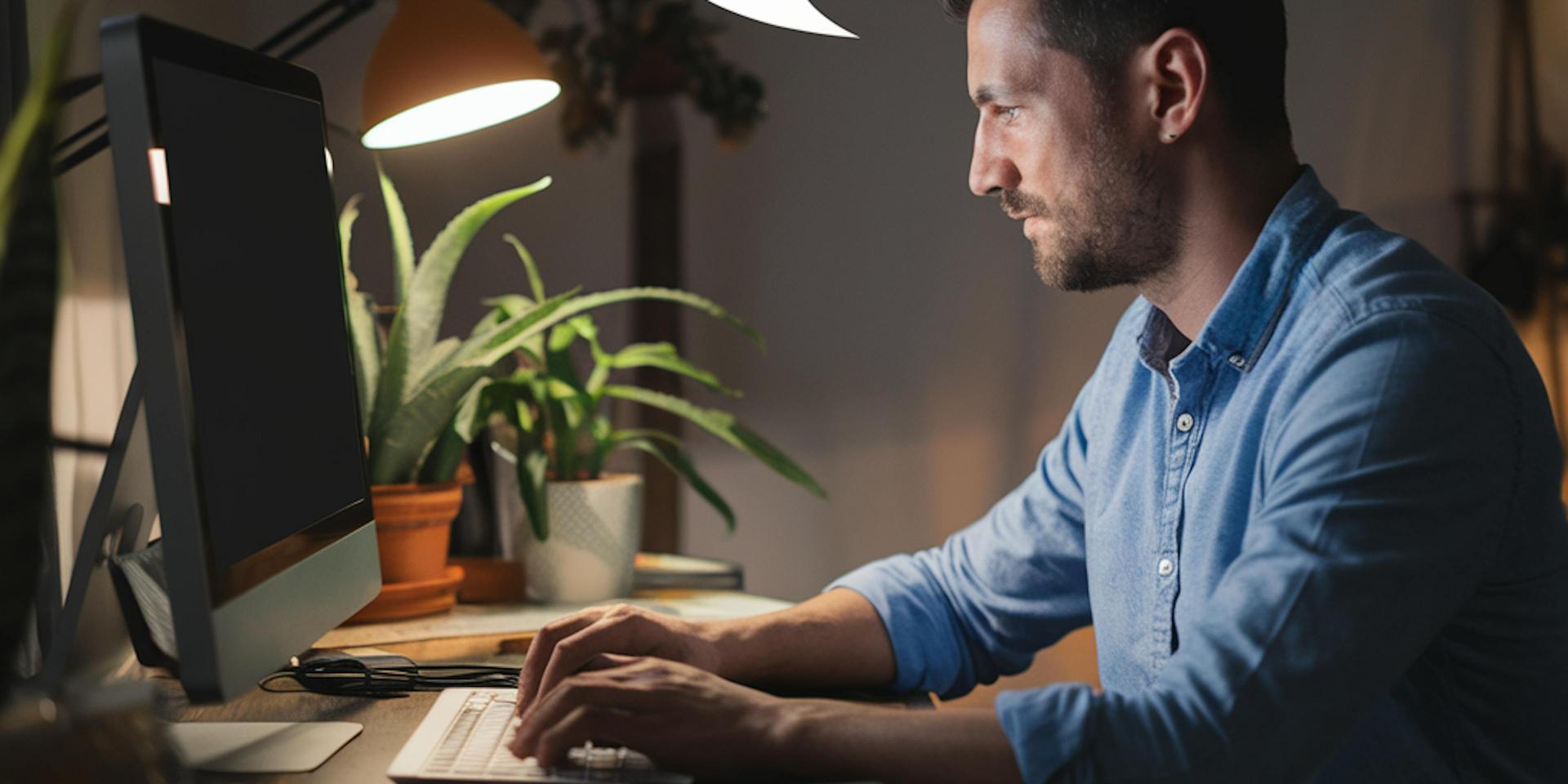 Un monsieur qui écrit sur son clavier 