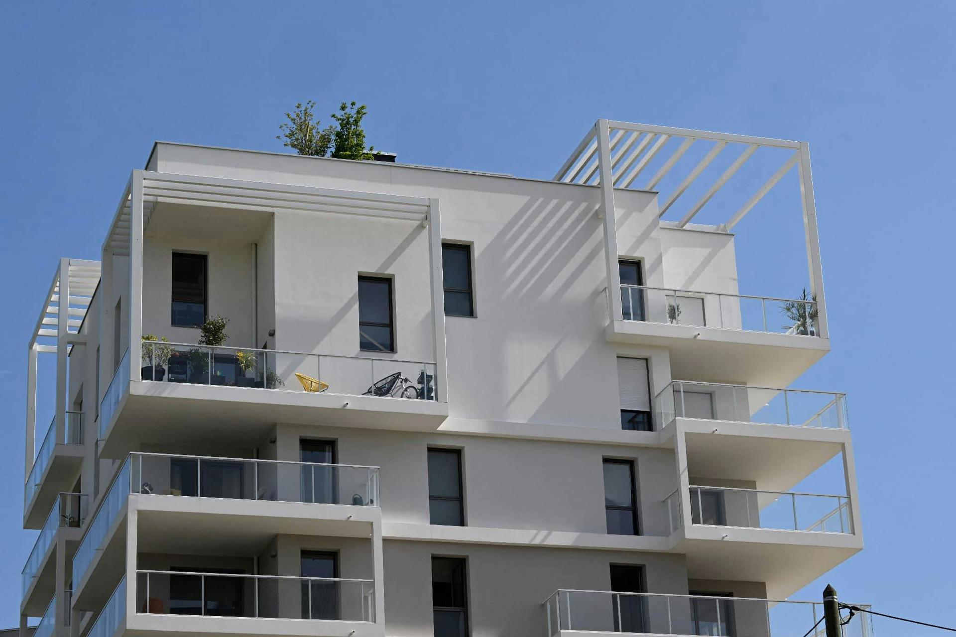 A building with plants on the roof