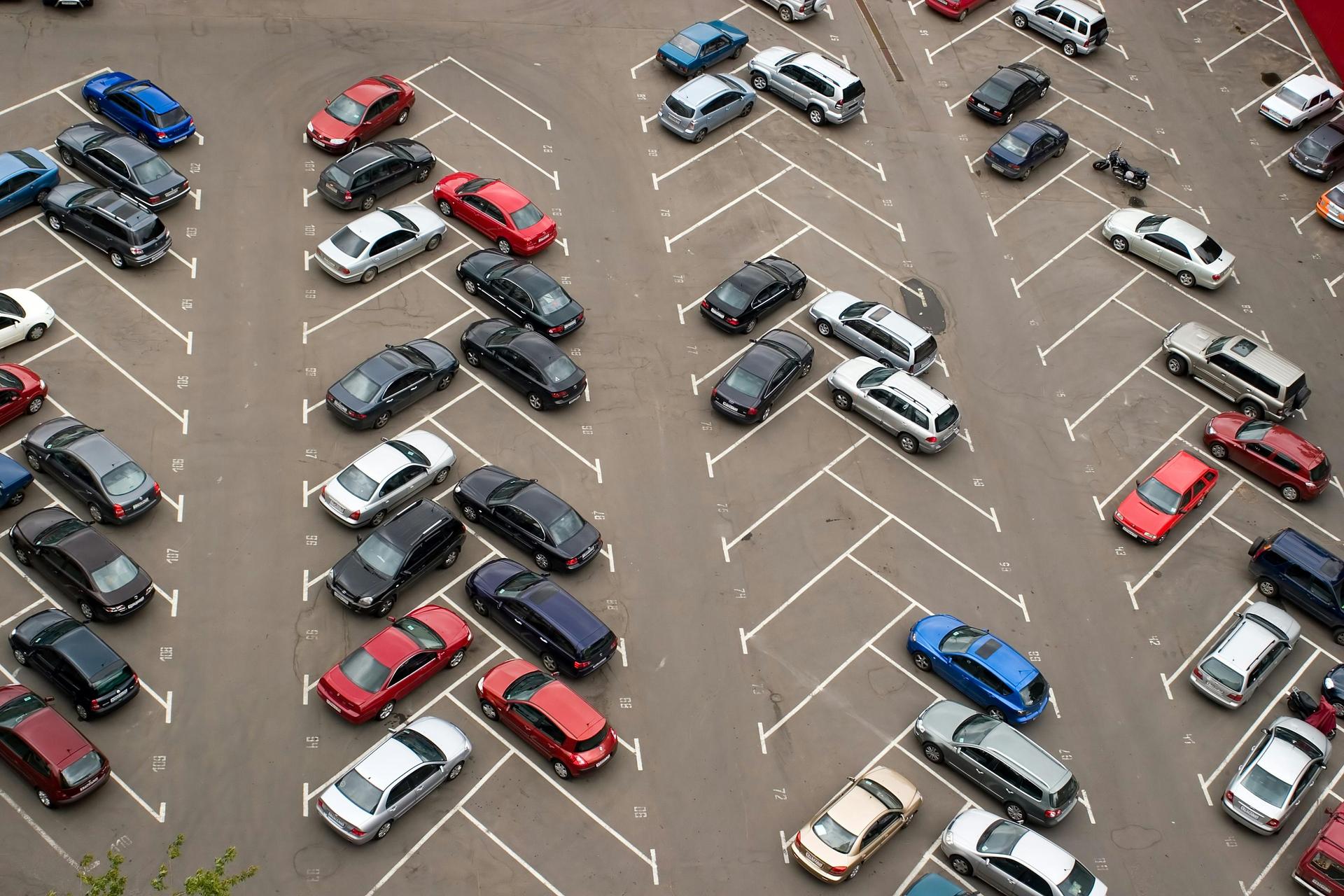 Un grand parking avec beaucoup de voitures