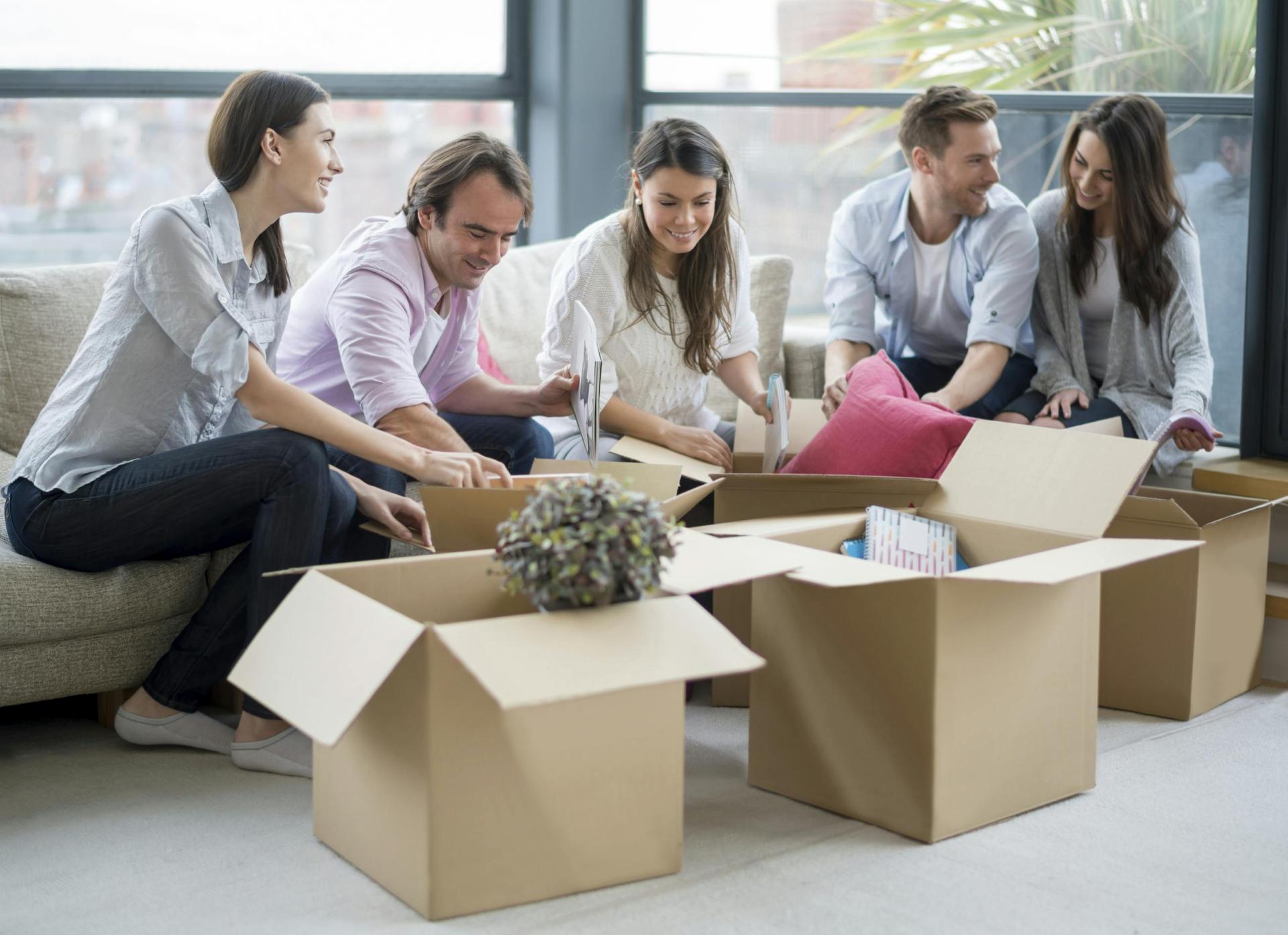 Des jeunes qui déballent des cartons 