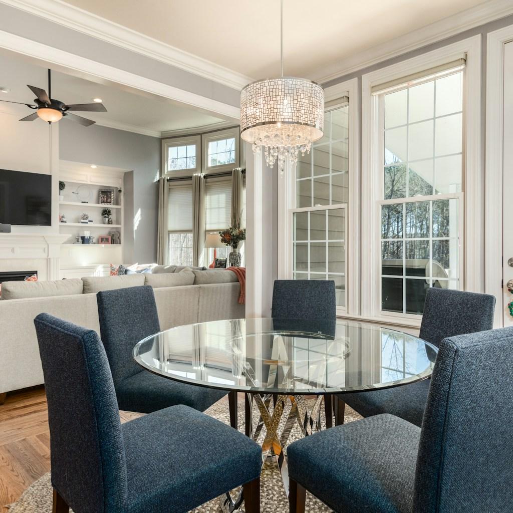 table à manger pour quatre en verre dans un salon