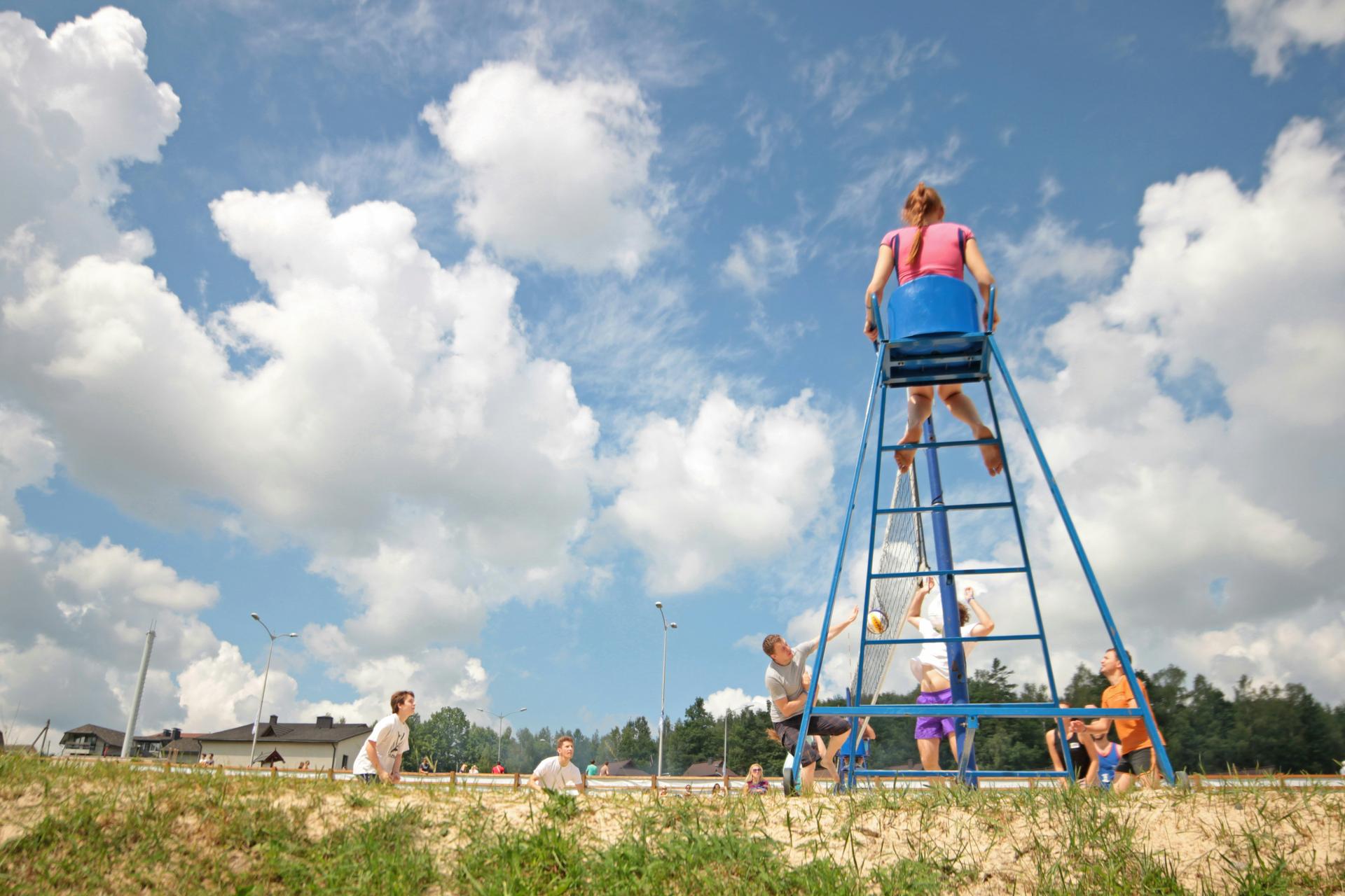 Des enfants qui jouent sur un terrain de jeu