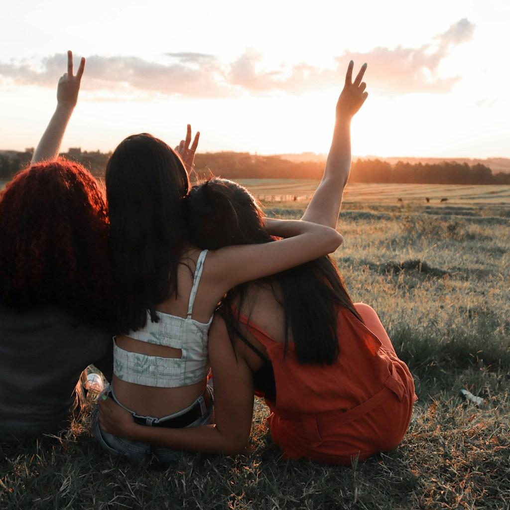 3 femmes assises sur l'herbe